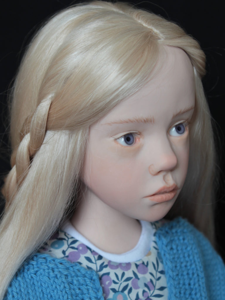 "Petite fille blonde avec un gilet bleu" .Poupee de collection, poupée d'artiste, pièce unique, Laurence Ruet