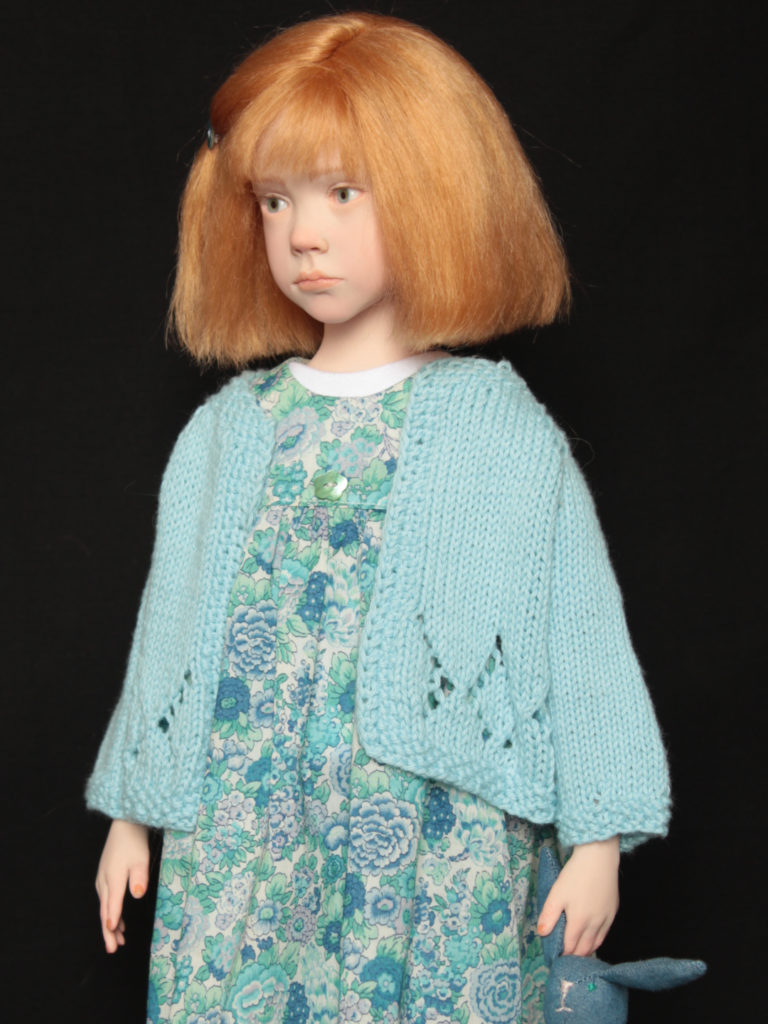 Sculpture figurative petite fille avec une coupe au carré OOAK doll poupée de collection